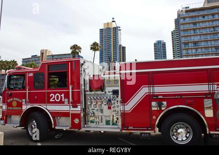 SAN DIEGO, USA - 19. AUGUST 2013: San Diego Feuerwehr Fahrzeug auf die Straße, in der sich die Navy Hafen Stockfoto