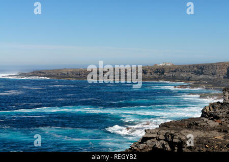 Dramatische Atlantischen Meer, entlang der Küste des Rubicon Wüste, Playa Blanca, Lanzarote, Kanarische Inseln, Spanien. Stockfoto