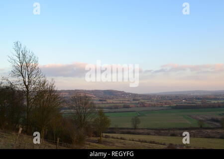 Blick von polhill Bank, Kent, im Winter nach Süden in Richtung Osten Otford, Kemsing, Dichtung, über Leiter Darent Tal. Bäume sind in der Pilot Holz Stockfoto