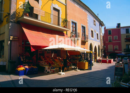 Obst Shop. Hauptplatz, Castello de Empuries, Provinz Girona, Katalonien, Spanien. Stockfoto