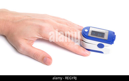 Pulsoximeter mit Hand des Patienten auf weißem Hintergrund. Stockfoto