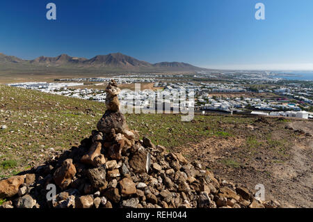 Blick Richtung Hacha Grande und Femes Gebirge vom Gipfel der Montana Roja, Playa Blanca, Lanzarote, Kanarische Inseln, Spanien. Stockfoto