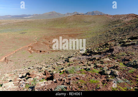 Der Krater von Montana Roja, Playa Blanca, Lanzarote, Kanarische Inseln. Stockfoto