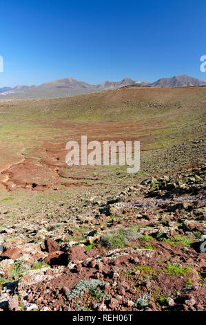 Der Krater von Montana Roja, Playa Blanca, Lanzarote, Kanarische Inseln. Stockfoto