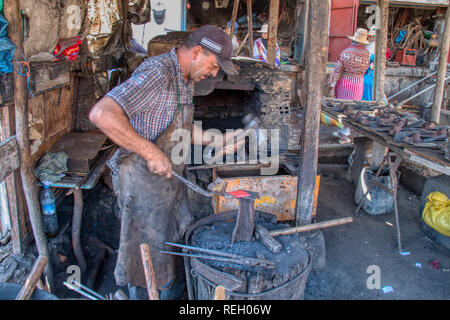 Oued Laou, Chefchaouen, Marokko - November 3, 2018: Schmied arbeiten seine Schmiede im Souk von Oued Laou, die jeden Samstag installiert ist Stockfoto