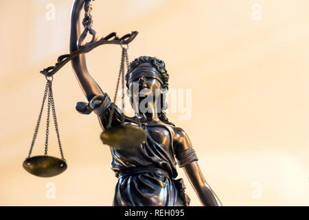 Themis Statue in Bronze - dame Justiz Stockfoto