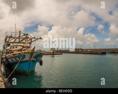 Shimen, Taiwan - Oktober 03, 2016: Fischerboote unterschiedlicher Größe in Shimen Fischerhafen Stockfoto