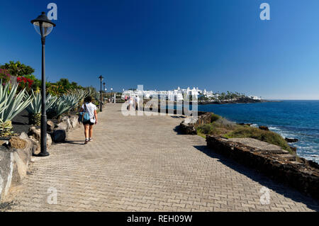 Playa Blanca und der Timanfaya Palace Hotel, Lanzarote, Kanarische Inseln, Spanien. Stockfoto