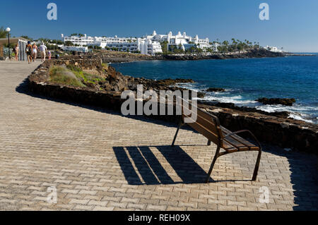 Playa Blanca und der Timanfaya Palace Hotel, Lanzarote, Kanarische Inseln, Spanien. Stockfoto