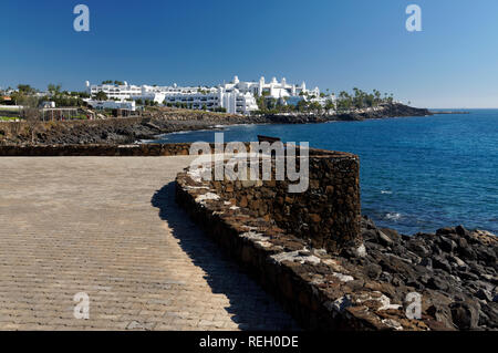 Playa Blanca und der Timanfaya Palace Hotel, Lanzarote, Kanarische Inseln, Spanien. Stockfoto