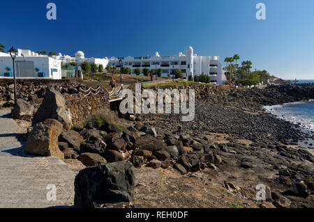 Playa Blanca und der Timanfaya Palace Hotel, Lanzarote, Kanarische Inseln, Spanien. Stockfoto