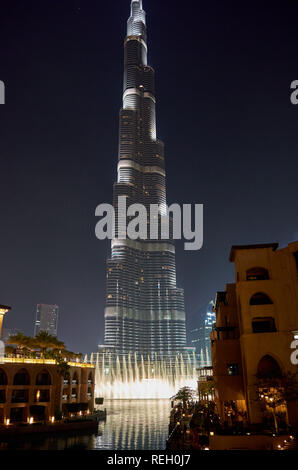 Das höchste Gebäude der Welt Burj Khalifa bei Nacht beleuchtet. Blaue Lichter, Luxus Resort, Dubai Skyline bei Nacht. Vereinigte Arabische Emirate Stockfoto