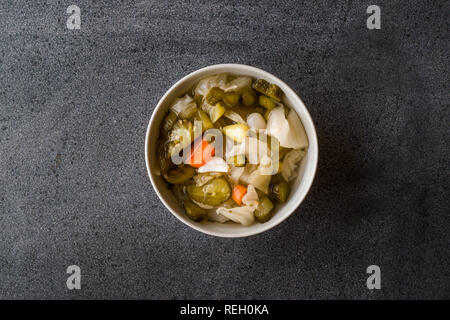 Mischung aus türkischen Pickles mit heißem grünen Pfeffer, Kohl, Sauerkraut, Karotte und Gurke in der Schüssel. Traditionelle biologische Lebensmittel. Stockfoto