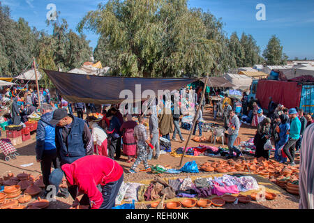 Oued Laou, Chefchaouen, Marokko - November 3, 2018: Verkauf der traditionellen Keramik in den typischen Markt, dass an Samstagen im Souk installiert ist Stockfoto