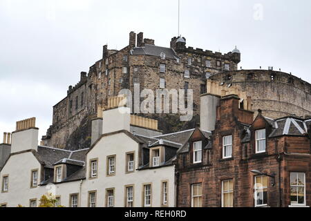 Schloss Edinburgh Castle Rock von Downtown, Schottland, Vereinigtes Königreich, bewölkt Sommer Tag gesehen Stockfoto