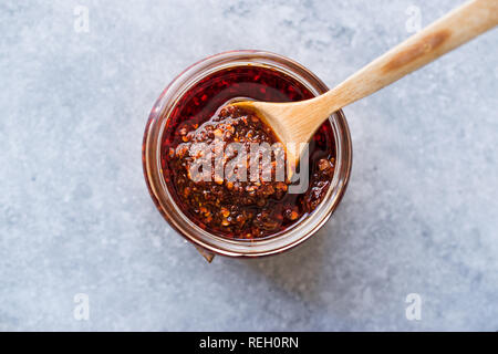 Hot Mexican Spicy Chili rote Sauce Salsa Macha mit Paprika Pulver im Glas. Traditionelle biologische Lebensmittel. Stockfoto