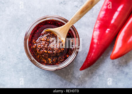 Hot Mexican Spicy Chili rote Sauce Salsa Macha mit Paprika Pulver im Glas. Traditionelle biologische Lebensmittel. Stockfoto