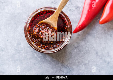 Hot Mexican Spicy Chili rote Sauce Salsa Macha mit Paprika Pulver im Glas. Traditionelle biologische Lebensmittel. Stockfoto