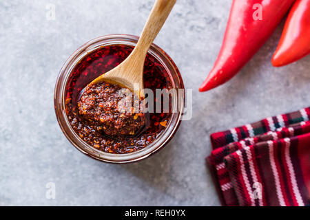 Hot Mexican Spicy Chili rote Sauce Salsa Macha mit Paprika Pulver im Glas. Traditionelle biologische Lebensmittel. Stockfoto