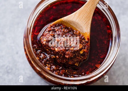 Hot Mexican Spicy Chili rote Sauce Salsa Macha mit Paprika Pulver im Glas. Traditionelle biologische Lebensmittel. Stockfoto