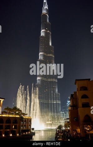 Das höchste Gebäude der Welt Burj Khalifa bei Nacht beleuchtet. Blaue Lichter, Luxus Resort, Dubai Skyline bei Nacht. Vereinigte Arabische Emirate Stockfoto