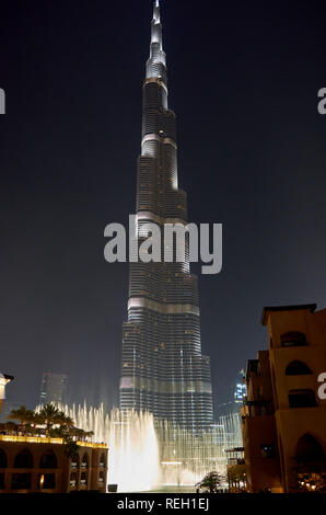 Das höchste Gebäude der Welt Burj Khalifa bei Nacht beleuchtet. Blaue Lichter, Luxus Resort, Dubai Skyline bei Nacht. Vereinigte Arabische Emirate Stockfoto