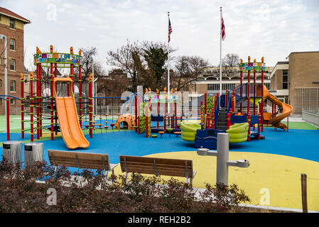 Bunte Spielplatz am Hof im Park in Georgetown, Washington DC Stockfoto