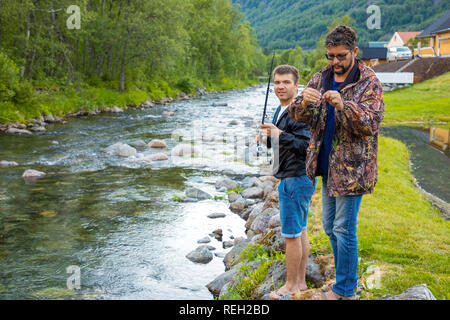 Vater und Sohn sind fishermans Fliege Fischen in Fluss in der Nähe der Stadt Rodal, Norwegen Stockfoto