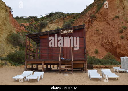 Ein geschlossen Beach Hut in einer ruhigen privaten Strand in Portimao, Portugal Stockfoto