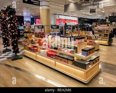 PARIS, FRANKREICH, November Circa, 2018: Französische Duty Free Bereich am Flughafen Charles de Gaulle International Airport vor dem Flug. Luxus französische Commer Stockfoto