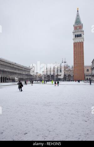 Schnee in Venedig, Menschen wolking am St. Markusplatz, Dogenpalast, Campanile von San Marco, Venedig, Italien Stockfoto