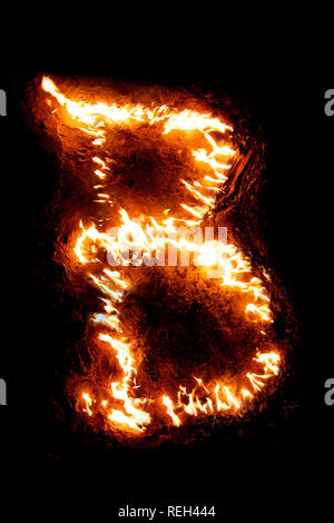 Feuer Buchstabe 'B'. Auf der natürlichen Sand Hintergrund Stockfoto