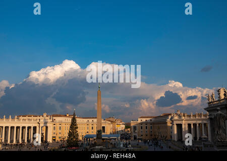 Rom Vatikanstadt St St. Petersplatz Piazza San Pietro an Weihnachten Winter Wolken Stockfoto