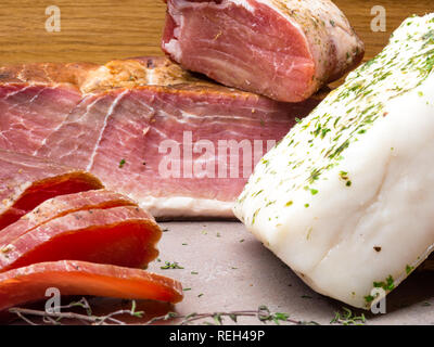 Brocken der gesalzenen Speck ruckartig Fett, Schmalz, Schinken Gesund essen mit pranami Gewürze und Kräuter Thymian, Knoblauch Stockfoto