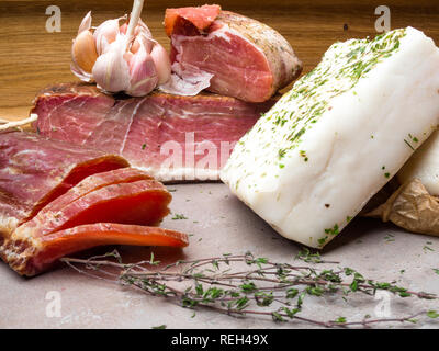 Brocken der gesalzenen Speck ruckartig Fett, Schmalz, Schinken Gesund essen mit pranami Gewürze und Kräuter Thymian, Knoblauch Stockfoto