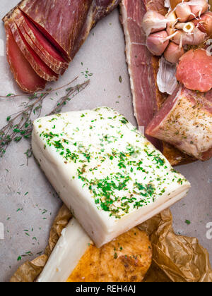 Brocken der gesalzenen Speck ruckartig Fett, Schmalz, Schinken Gesund essen mit pranami Gewürze und Kräuter Thymian, Knoblauch Stockfoto