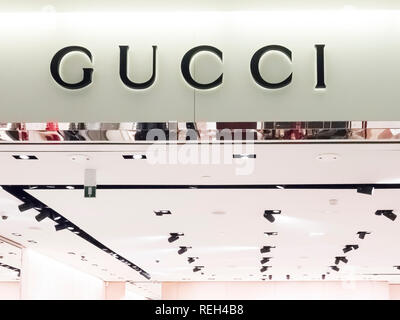 PARIS, FRANKREICH, November Circa, 2018. Gucci store Front in der Mall im Flughafen Charles de Gaulle in Paris. Gucci ist eine italienische Luxusmarke der Mode Stockfoto