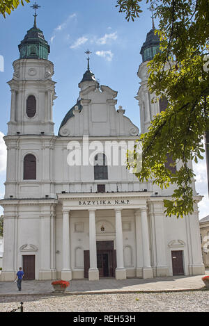 Chelm, Polen - 4. September 2006: Die Menschen in der Basilika von der Geburt der Jungfrau Maria. Die spätbarocke Kirche wurde 1735-56 erbaut Accord Stockfoto