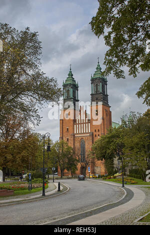 Poznan, Polen - 29. August 2006: Blick auf Archcathedral Basilika von St. Peter und St. Paul auf der Tumski Insel. Es ist eine der ältesten Kirchen in Polan Stockfoto