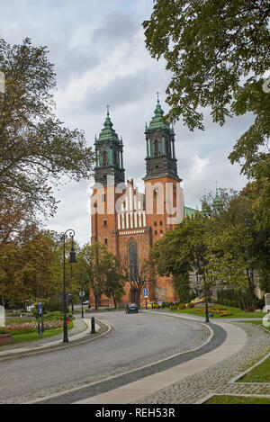 Poznan, Polen - 29. August 2006: Blick auf Archcathedral Basilika von St. Peter und St. Paul auf der Tumski Insel. Es ist eine der ältesten Kirchen in Polan Stockfoto