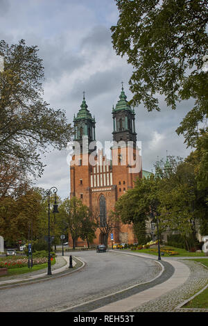 Poznan, Polen - 29. August 2006: Blick auf Archcathedral Basilika von St. Peter und St. Paul auf der Tumski Insel. Es ist eine der ältesten Kirchen in Polan Stockfoto