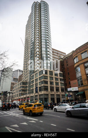 Die archstone Chelsea Apartment Gebäude in 800 6. Avenue in New York am Mittwoch, 16. Januar 2019. Die woners Equity Residential gemeldet wird im Auftrag der 36-stöckige 266 Stück Luxus Apartment Gebäude Graystar für berichtete $ 240 Mio. zu verkaufen. Graystar ist die größte residential Apartment Manager in den USA mit über 150.000 Einheiten im Portfolio. (© Richard B. Levine) Stockfoto