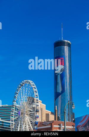 Riesenrad in Atlanta" ein Centennial Park mit Peachtree Plaza Hotel im Hintergrund mit dem Logo für Superbowl LIII Stockfoto