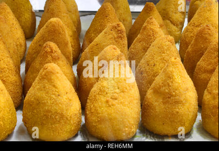 Viele Bälle von Reis auch genannt ARANCINI in italienischer Sprache zum Verkauf am Kiosk auf der Straße Stockfoto
