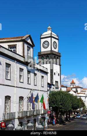 PONTA Delgada, Azoren, Portugal - 29. SEPTEMBER 2015: St. Sebastian Kirche (Igreja Matriz de São Sebastião) auf dem zentralen Platz von Ponta Delgada auf Stockfoto