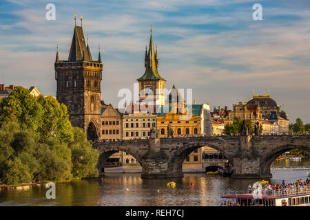 Prag, tschechische Republik - 27. AUGUST 2015: Tour Boote segeln und fahren Sie unter der mittelalterlichen Karlsbrücke über die Moldau, Prag, Tschechische Republik Stockfoto