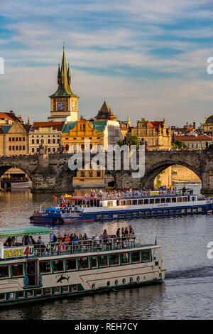 Prag, tschechische Republik - 27. AUGUST 2015: Tour Boote segeln und fahren Sie unter der mittelalterlichen Karlsbrücke über die Moldau, Prag, Tschechische Republik Stockfoto