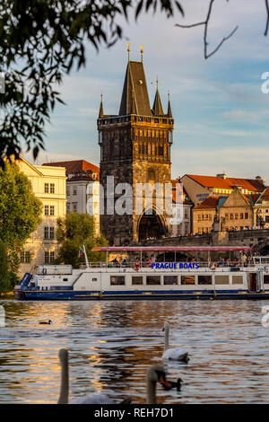 Prag, tschechische Republik - 27. AUGUST 2015: Tour Boote segeln und fahren Sie unter der mittelalterlichen Karlsbrücke über die Moldau, Prag, Tschechische Republik Stockfoto