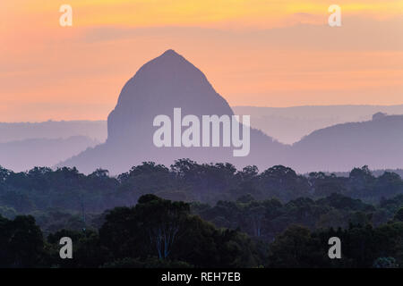 Sonnenuntergang am Mount Tibrogargan in der Glasshouse Mountains an der Sunshine Coast in Queensland, Australien Stockfoto