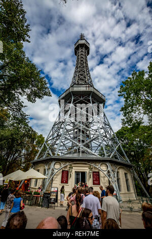Prag, tschechische Republik - 28. AUGUST 2015: Mehrere Touristen in Linie warten in Petrin Beobachtung und lookup Turm in Petrin Park im Westen von Prag zum Eingeben, Stockfoto